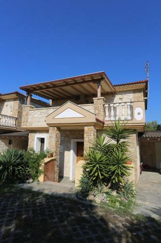 Villa Argo 3 - Beachfront, Big Gardens, Location!