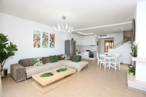 Villa The View - Beachfront, 5 Bedrooms, Bbq, View