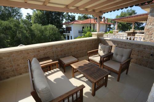 Villa Argo 2 - Beachfront, Big Gardens, Location!