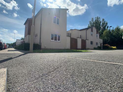 2 Bed House Waterside Luxury Living, Central Area