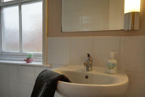 Merton House - Entire Modern City Centre Home