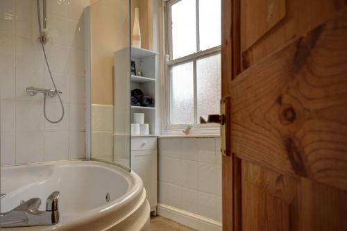 Merton House - Entire Modern City Centre Home