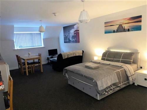 Large Apartment In City Centre With Parking!