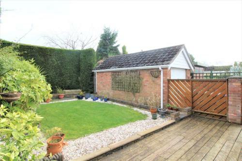 Spacious Bungalow/private Garden-sleeps Up To 6