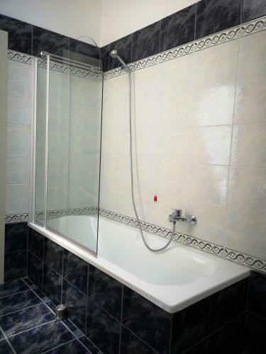 Hostal Cervia Sul Confine-camera Matrimoniale Con Tv E Bagno Privato