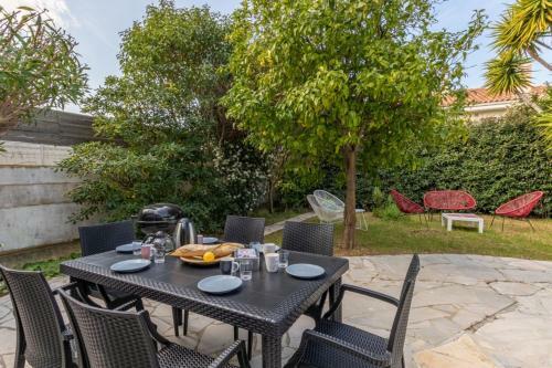 Bright House With Terrace And Garden