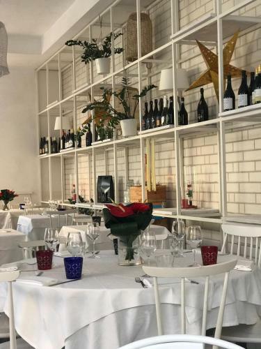 Hostal Acquapazza Restaurant & Room