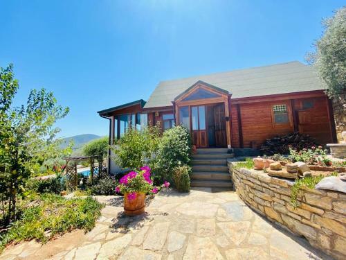 Artistic & Luxurious Villa Yasmincita