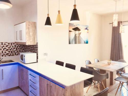 Luxury Westwood Apartment+pool