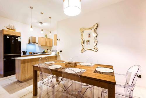 Luxury Westwood Apartment+pool
