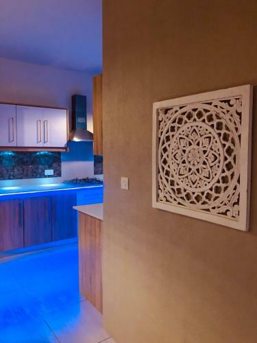 Luxury Westwood Apartment+pool