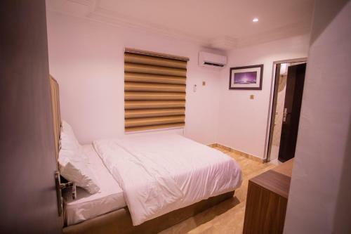 Cozy, Minimalist 3 Bedroom Apartment.