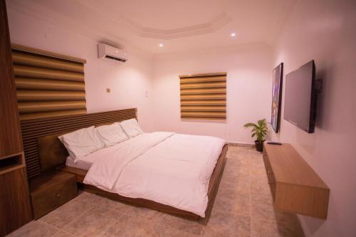 Cozy, Minimalist 3 Bedroom Apartment.