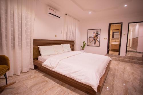 Cozy, Minimalist 3 Bedroom Apartment.