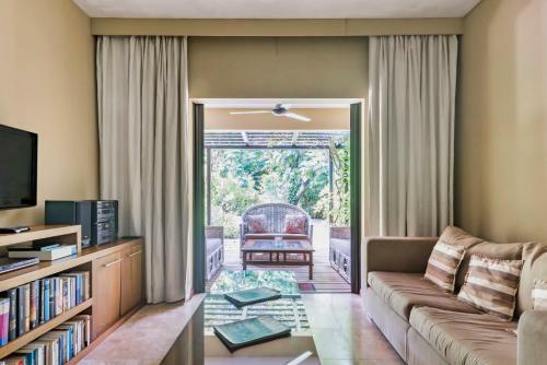 Villa Vakoa - Tranquil Villa With Lush Gardens