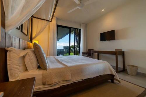 Amaranth Iii: 3 Bedroom Beachfront Apartment With Rooftop Pool