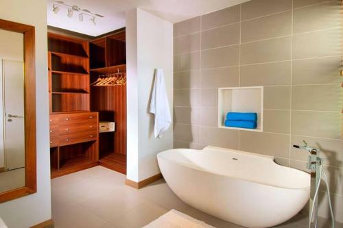 Amaranth Ii: Three Bedroom Beach Apartment With Rooftop Pool