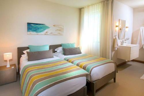 Amaranth Ii: Three Bedroom Beach Apartment With Rooftop Pool