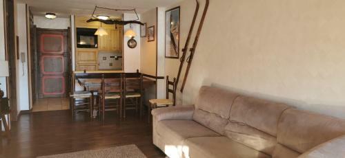 Hostdomus - City Center Apartment