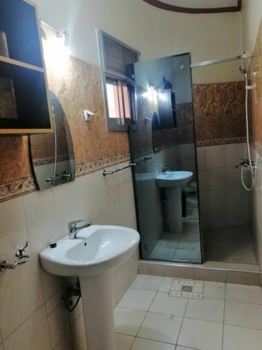 Apartamento Beautiful 4 Bedroom Home With Free Parking.