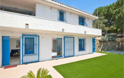 Nice Home In Staletti With Jacuzzi, Sauna And 4 Bedrooms