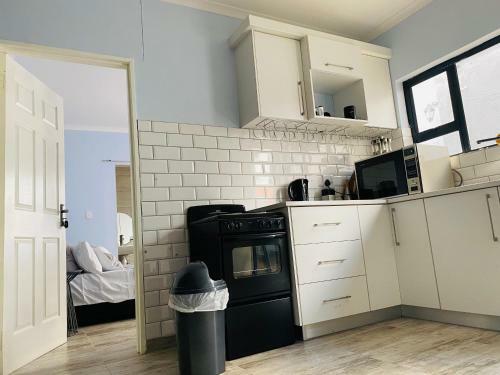 Lovely Private Room With En-suite Bathroom With Shared Kitchen In 2 Bedroom Backyard Flat
