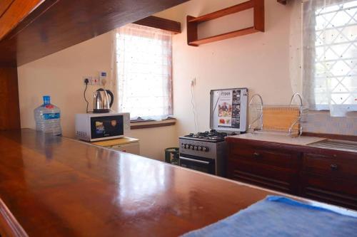 Cozy Poolside 2 Bed Apartment 5 Minutes Walk To The Beach