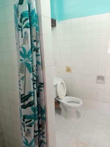 Cozy Poolside 2 Bed Apartment 5 Minutes Walk To The Beach