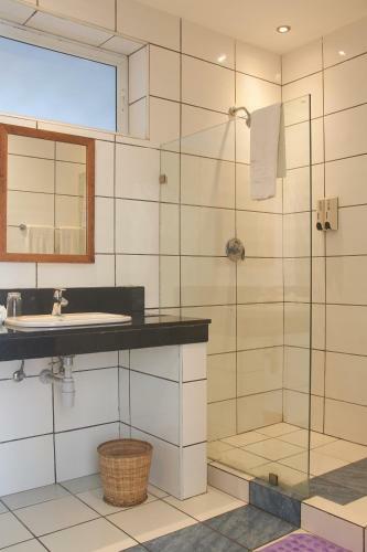 Stylish Beachfront Apartment Mombasa King Sized Bed