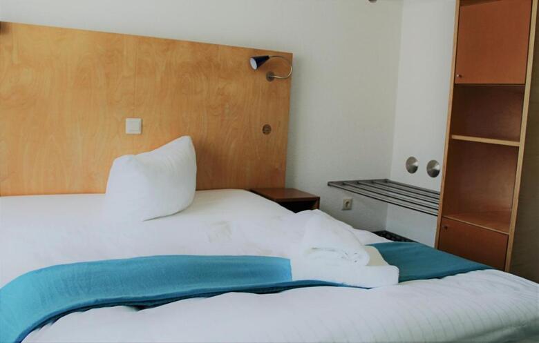 Hostal Check Inn Hotel
