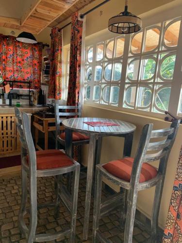 Hostal Enchanting Pallet-themed Olugulu Cottage