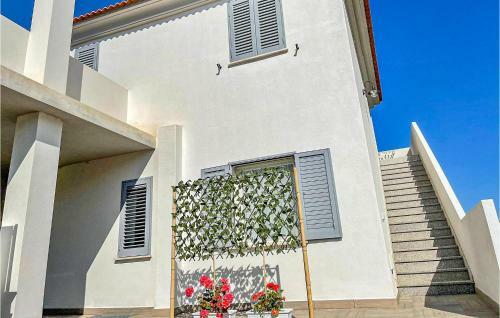 Awesome Home In Tanaunella With Wifi And 2 Bedrooms
