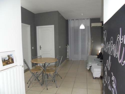 Hostal Travel And Living