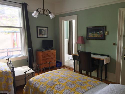 Bed & Breakfast At Wit's Inn