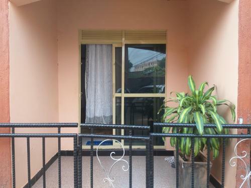 One Bedroom Sitting Room And Kitchen Apartment