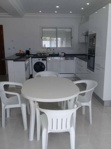 Villa Avec Piscine � 400m De La Plage
