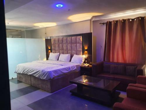 De?bliss Hotel And Suite
