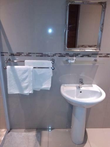 Hostal Suits Guest House & Bar