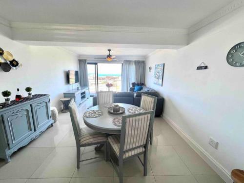 Grace / 2 Bedroom 2 Bathroom Beachfront Apartment