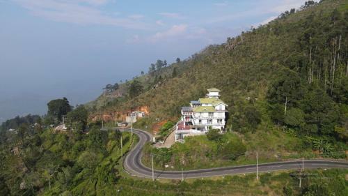 Mount Queen Hotel