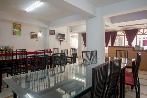 Hotel Oyo 65173 Nourpem Residency