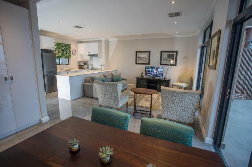 Apartamento Ushaka Waterfront - Penthouse Plush Perfection