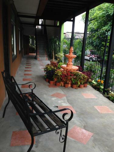 Melrost Airport Bed & Breakfast