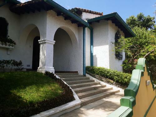 La Porta Plaza Hotel