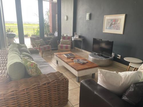 Luxury Beach Front Apartment On Canal - Spacious +