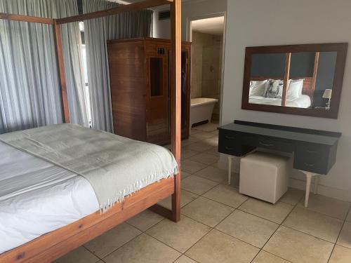 Luxury Beach Front Apartment On Canal - Spacious +