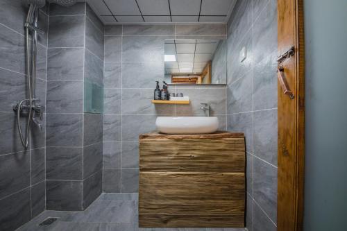 World Wai Thangka Theme Inn