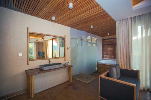 Mogan Mountain West House Hotel