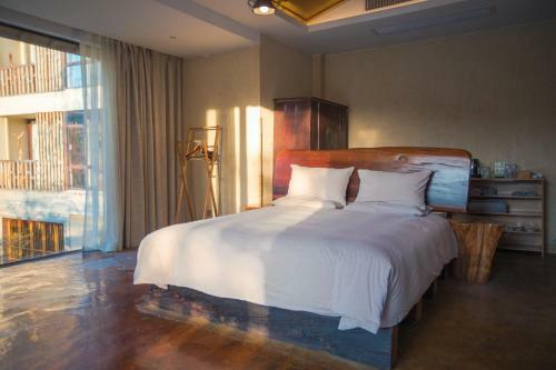 Mogan Mountain West House Hotel