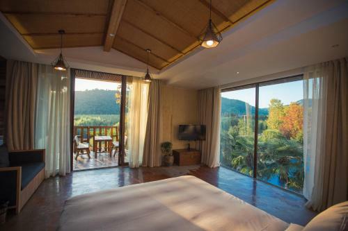 Mogan Mountain West House Hotel
